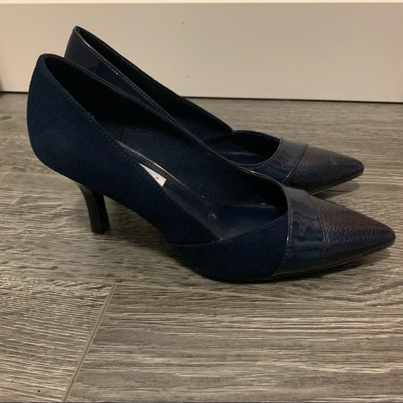 Fioni Navy Heels - Picture 1 of 6